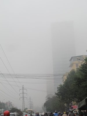 Những toà nhà cao tầng cũng được phủ trắng sương mù.